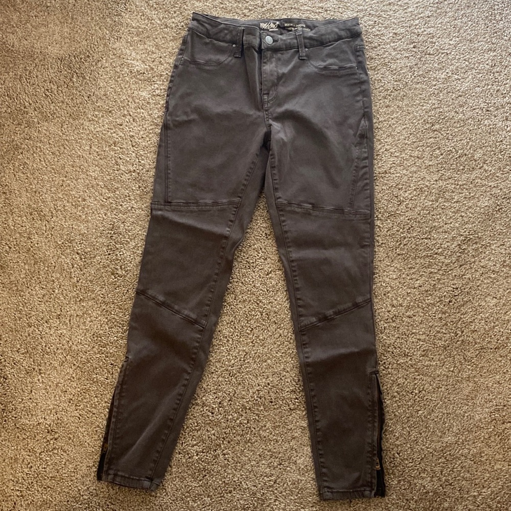 Grey mid rise jeggings with stitching